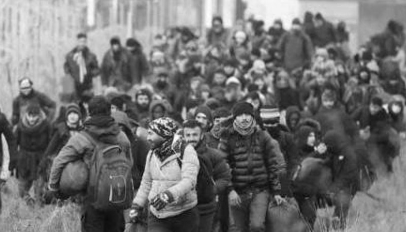 Imigranci eskortowani przez białoruskie służby w celu przełamania granicy (zdj. Twitter) Nielegalna imigracja