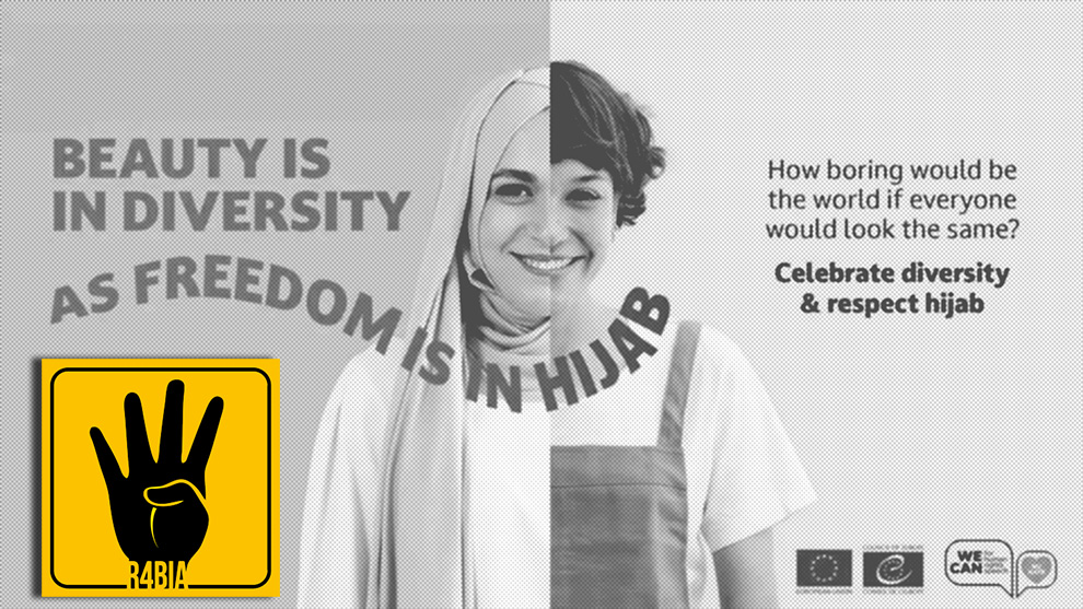 Plakat przygotowany przez FEMYSO (organizację młodzieżową ze środowiska islamistów), który miał być finansowany przez Radę Europy i Unię Europejską. Ostatecznie instytucje nie poparły projektu. (żółty emblemat R4bia nie był elementem plakatu)